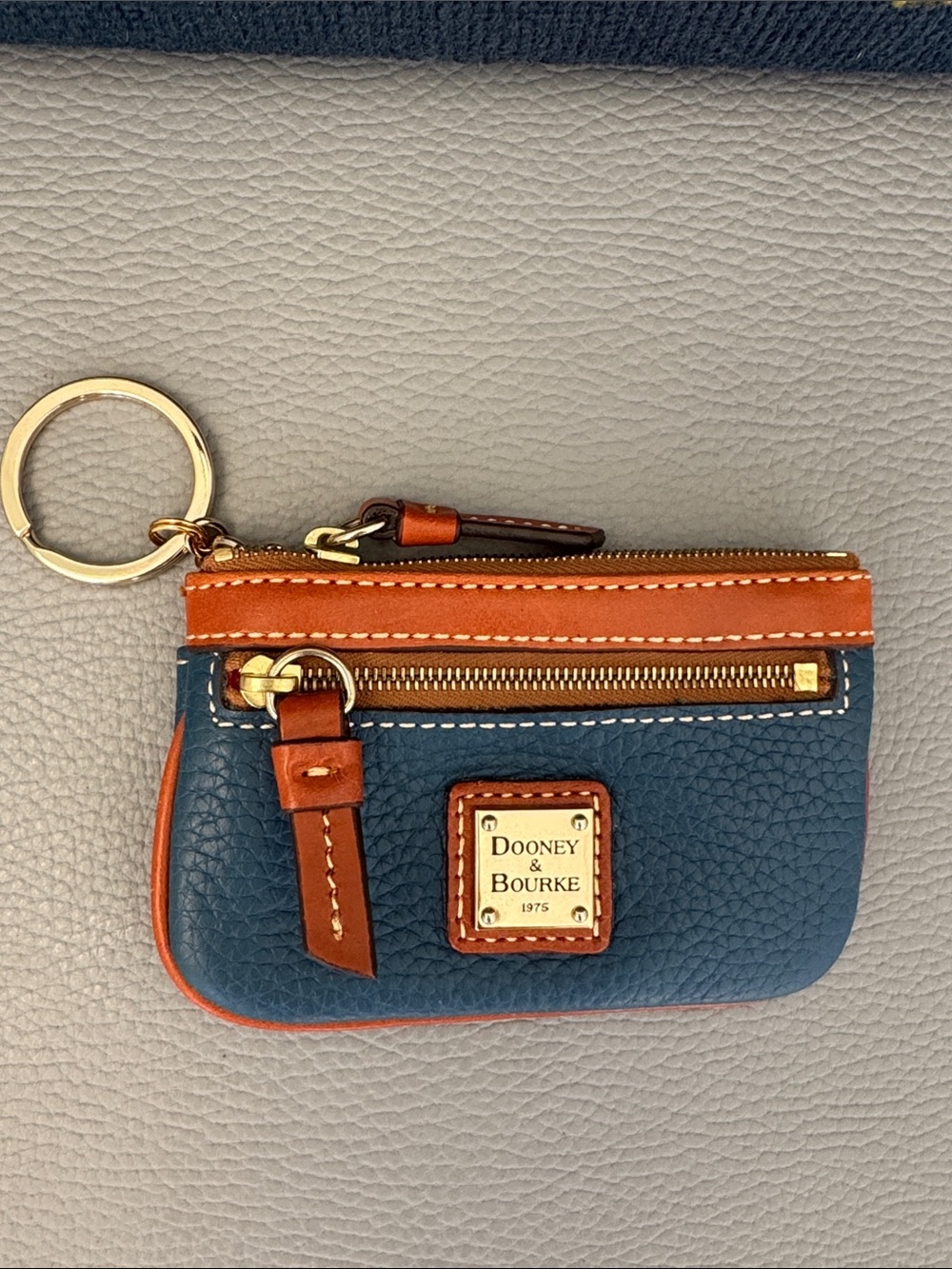 DOONEY & BOURKE BLUE PEBBLED & BROWN TRIM LEATHER COIN CHANGE POUCH GOLD TONE